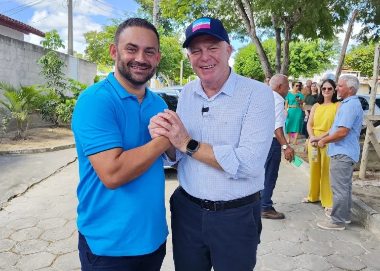 Prefeito Edilson Monteiro ao lado do Governador Renato Casagrande