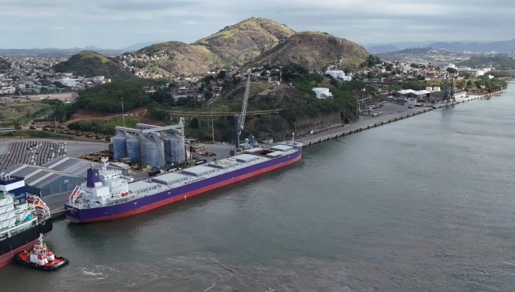  Primeiro navio Panamax com 33 mil toneladas de fertilizantes