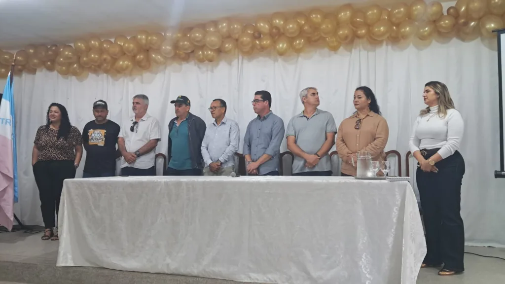 Autoridades e produtores participam do lançamento do Projeto Arranjos Produtivos em Montanha, no Cras municipal.