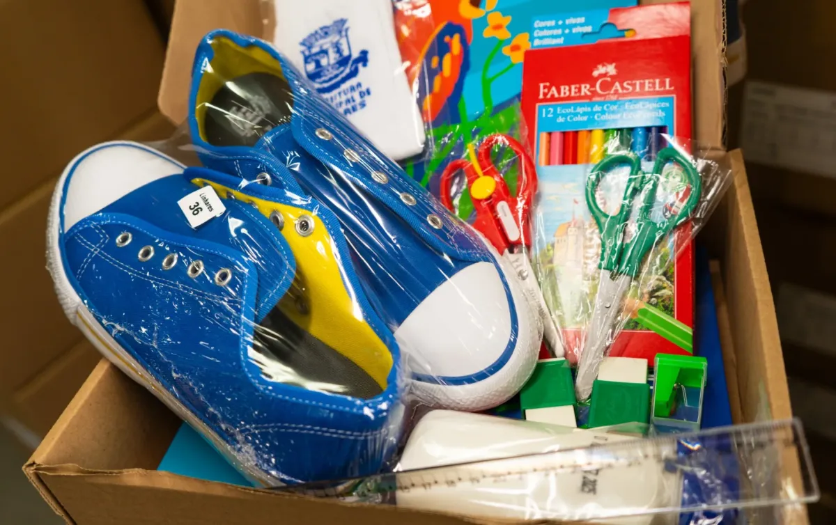 Prefeitura de Linhares distribui mais de 19 mil pares de tênis a estudantes