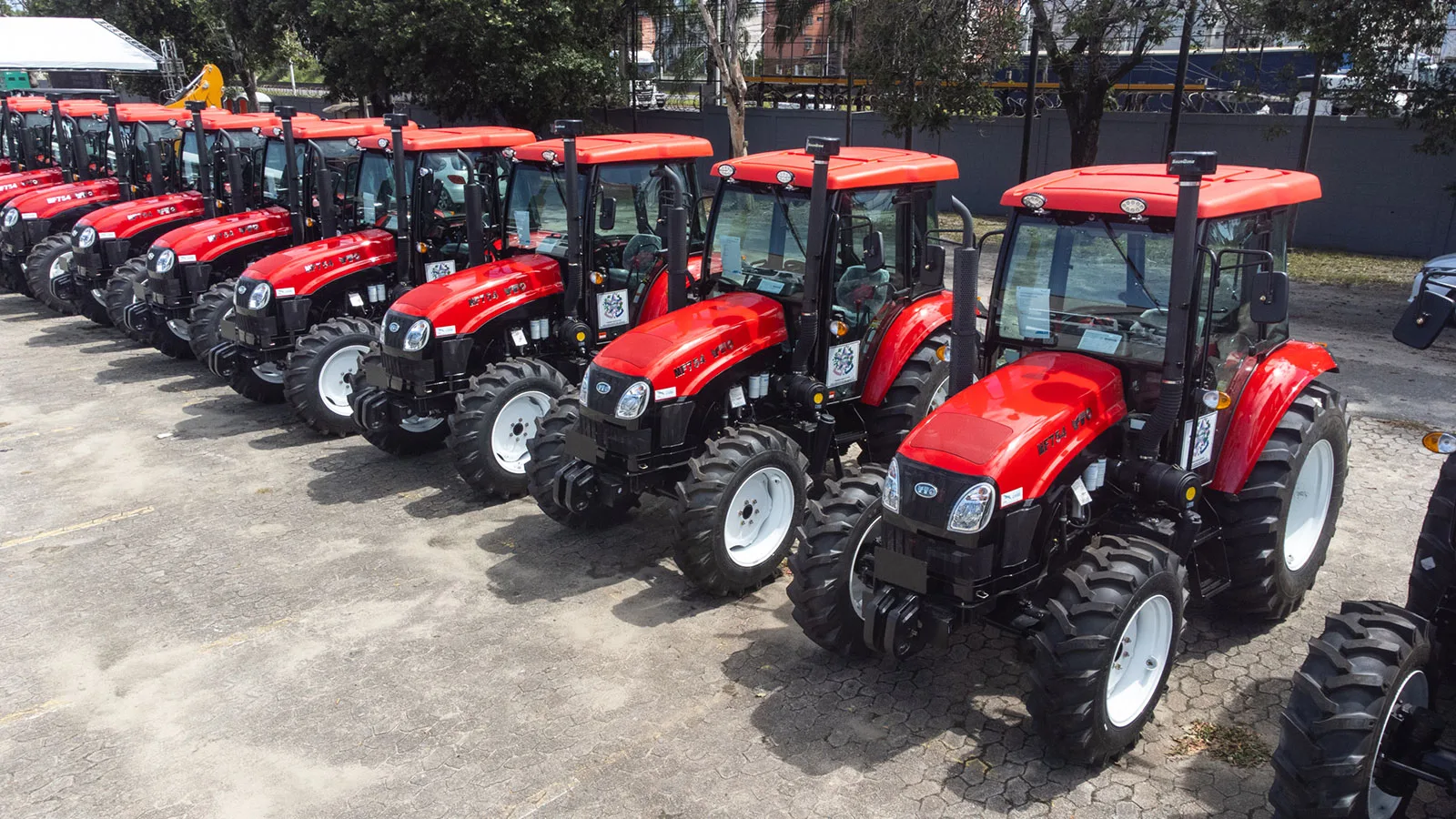 Casagrande entrega 85 máquinas agrícolas para 36 municípios do Espírito Santo