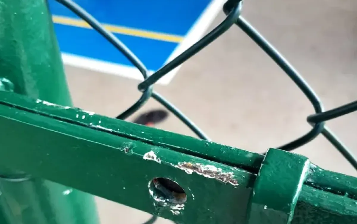 Vandalismo atinge quadra poliesportiva em Pinheiros antes de inauguração