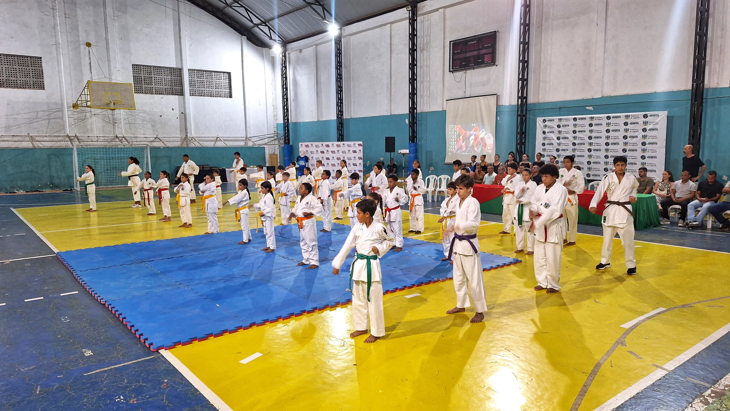 Governo do Espírito Santo distribui materiais esportivos a 3.269 jovens na região Norte