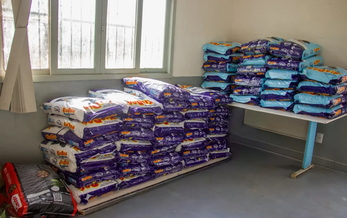 Prefeitura de Linhares distribui 960 quilos de ração para ONGs de proteção animal