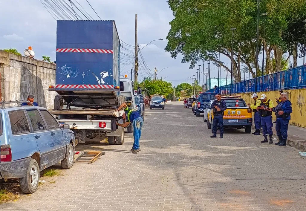 Operação retira quatro veículos abandonados das ruas de Linhares