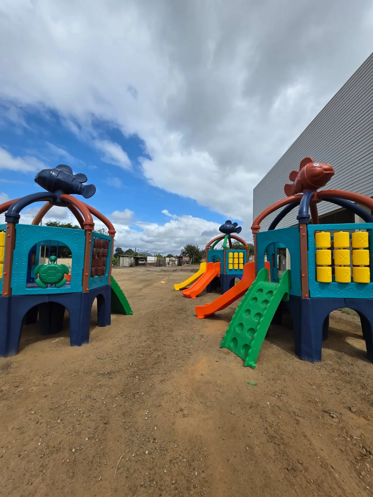 Nova Venécia ganha quatro novos playgrounds para famílias e crianças